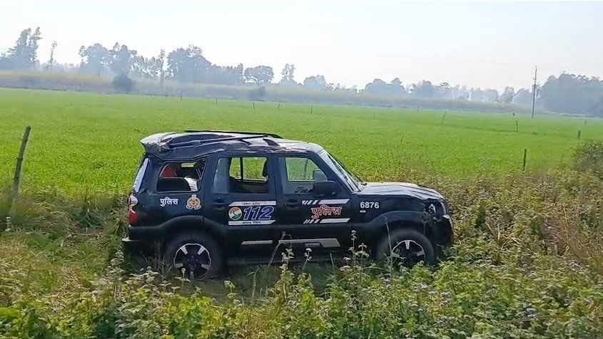 Due to dense fog, a police patrol car (Dial 112) was involved in an accident.