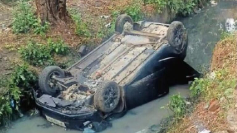 Car Falls into Drain in Ghaziabad, Five Youths Escape by Breaking Window Glasses