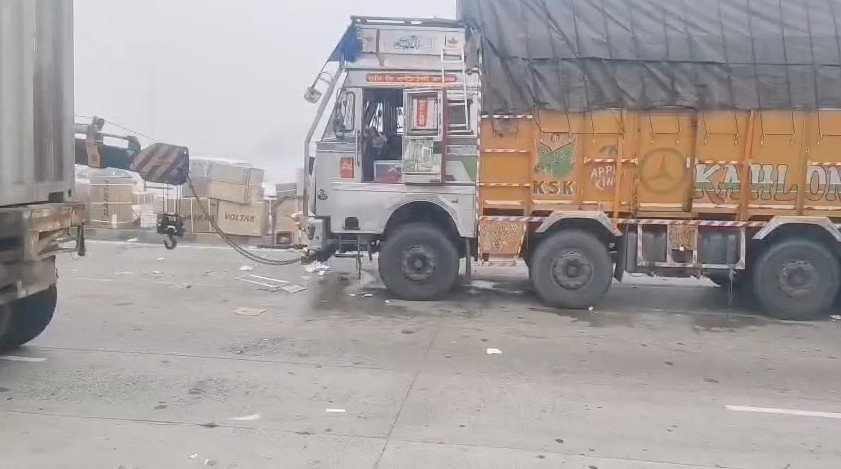 Fatehpur Breaking: Major road accident on NH-2 due to dense fog, one dead, 15 injured.