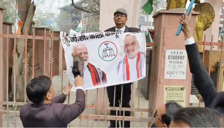 In Agra, the anger of lawyers regarding the UGC erupted onto the streets