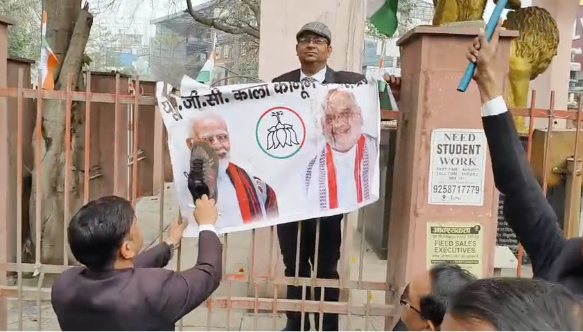 In Agra, the anger of lawyers regarding the UGC erupted onto the streets