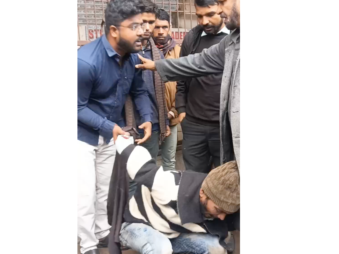 Mob Brutality in Shravasti, Youth Beaten Mercilessly on Suspicion of Theft