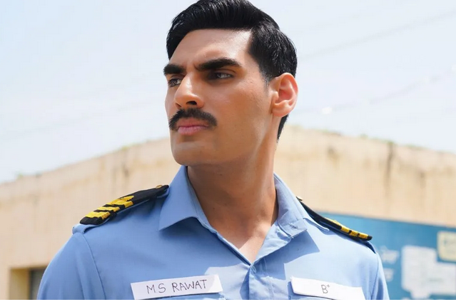 सुनील शेट्टी के लाडले अहान शेट्टी जल्द ही अपनी दूसरी फिल्म 'बॉर्डर 2' के साथ बिग स्क्रीन पर लौट रहे हैं। 1971 के भारत-पाक युद्ध पर बेस्ड इस फिल्म में वह नेवी ऑफिसर के किरदार में दिखाई देंगे। फिलहाल दर्शकों के सामने फिल्म का ट्रेलर आया है, जिसमें उनके काम को काफी पसंद किया गया है।  हाल ही में अहान शेट्टी ने अपनी फिल्म 'बॉर्डर 2' को प्रमोट करते हुए बताया कि हिंदी फिल्म इंडस्ट्री में किसी एक्टर को देखने का लोगों का नजरिया किस तरह से बदल रहा है। उन्होंने ये भी बताया कि सोशल मीडिया पर लोग किस तरह से उनके और एक एक्टर के बीच तुलना करके दीवार खड़ी करने की कोशिश में लगे हुए हैं।