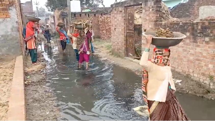 The road in Sambhal has turned into a pond