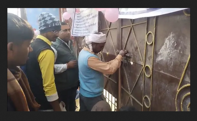 Chaos at Exam Centre in Begusarai, Gate Lock Broken to Allow Entry, Student Still Barred from Exam
