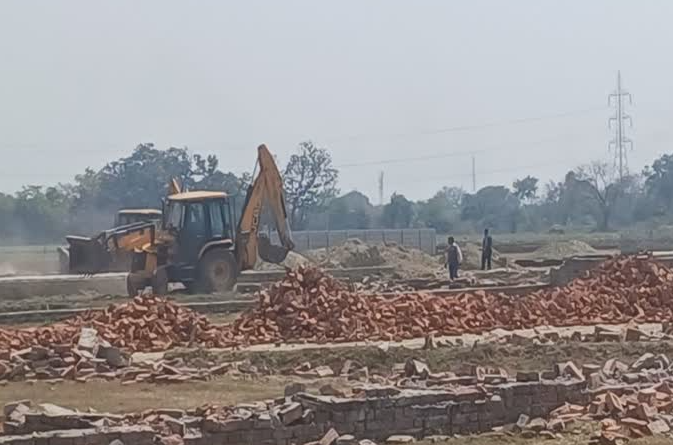 LDA Bulldozer Action in Lucknow: Illegal Plotting on 40 Bigha Land Demolished, Commercial Complex Sealed