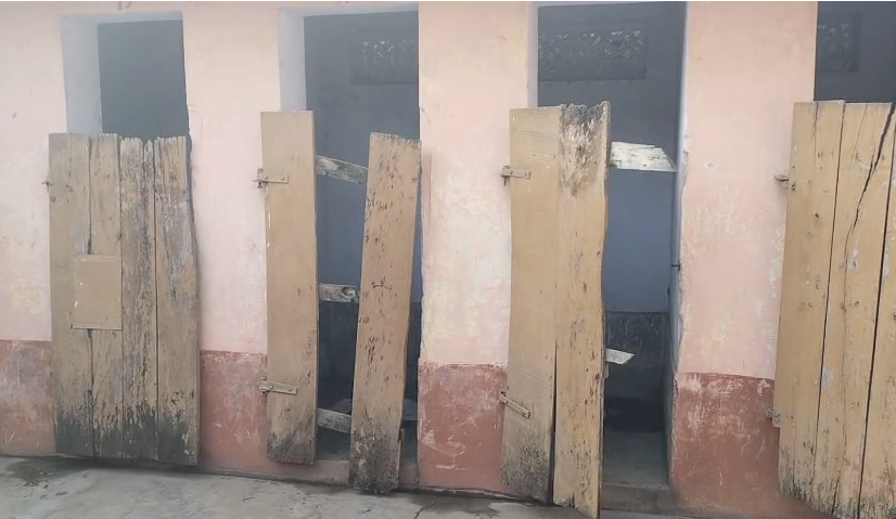 Shahjahanpur: Negligence of Cantonment Board Leaves Public Toilet in Shambles