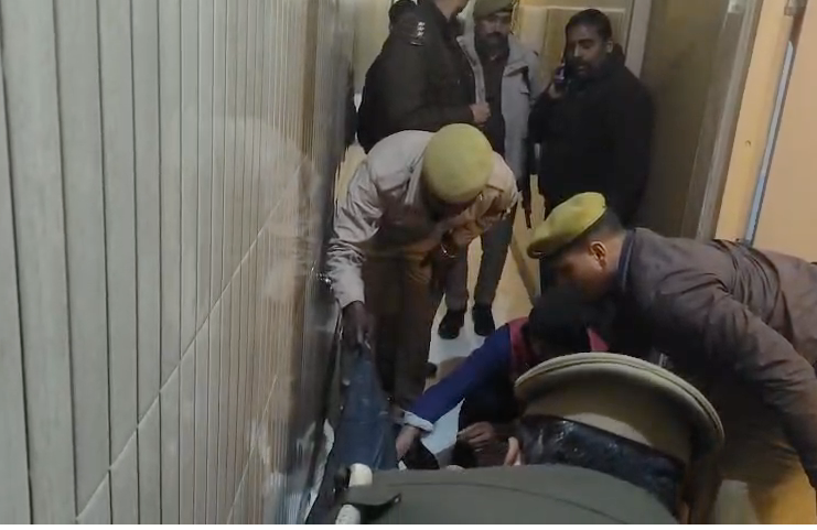 A young man died under suspicious circumstances in a hotel room in Shahjahanpur.