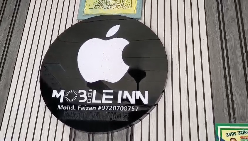 Rampur: iPhone shop robbed in broad daylight; thieves made off with mobile phones worth over 50,000 rupees; the incident was captured on CCTV.