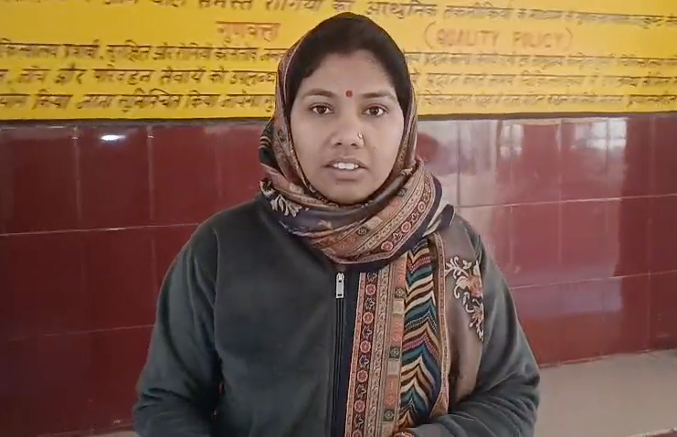 Terror of bullies in broad daylight in Katghar police station area; they entered a woman's house with a licensed revolver and assaulted her.