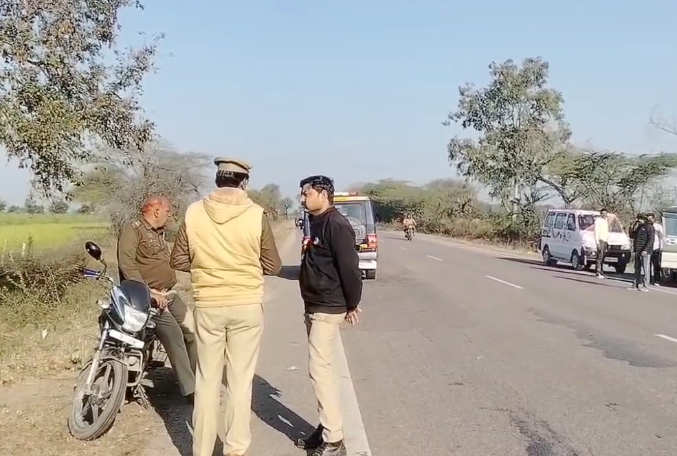 The body of an unidentified young man was found hanging from a tree along the Mahoba highway.