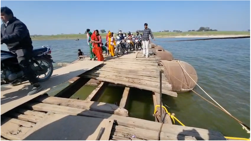 Traffic came to a standstill on the Adhawal pontoon bridge over the Yamuna River after a hook broke, forcing people to cross at great risk to their lives.