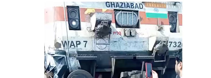 An accident occurred on the Delhi-Howrah railway line near Bharthana railway station in Etawah.