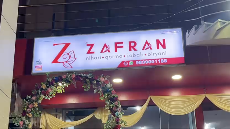 लखनऊ। राजधानी लखनऊ में फूड लवर्स के लिए एक नई सौगात के रूप में प्रीमियम रेस्टोरेंट ‘ज़ाफ़रान (ZAFRAN)’ का शुभारंभ किया गया। रेस्टोरेंट के खुलने से शहर के खान-पान प्रेमियों को पारंपरिक नवाबी व्यंजनों का एक नया और उम्दा विकल्प मिलेगा। ‘ज़ाफ़रान’ रेस्टोरेंट में दमदार निहारी, लाजवाब क़ोरमा, खुशबूदार बिरयानी और रसीले कबाब जैसे पारंपरिक व्यंजनों को खास अंदाज़ में परोसा जा रहा है। रेस्टोरेंट की खासियत शुद्ध मसालों का उपयोग और पारंपरिक स्वाद को आधुनिक प्रस्तुति के साथ पेश करना है। रेस्टोरेंट का माहौल भव्य और पारिवारिक रखा गया है, जिससे परिवार और मित्रों के साथ आने वाले लोगों को आरामदायक और यादगार अनुभव मिल सके। संचालकों का कहना है कि उनका उद्देश्य लखनऊ की नवाबी खान-पान परंपरा को बरकरार रखते हुए ग्राहकों को बेहतरीन स्वाद और गुणवत्ता प्रदान करना है। शहरवासियों का कहना है कि ‘ज़ाफ़रान’ रेस्टोरेंट लखनऊ के फूड डेस्टिनेशन के रूप में अपनी अलग पहचान बना रहा है और नवाबी स्वाद के शौकीनों के लिए यह एक पसंदीदा ठिकाना साबित होगा।