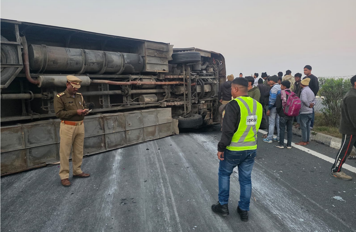 Double Decker Bus Overturns on Agra-Lucknow Expressway, 18 Passengers Injured