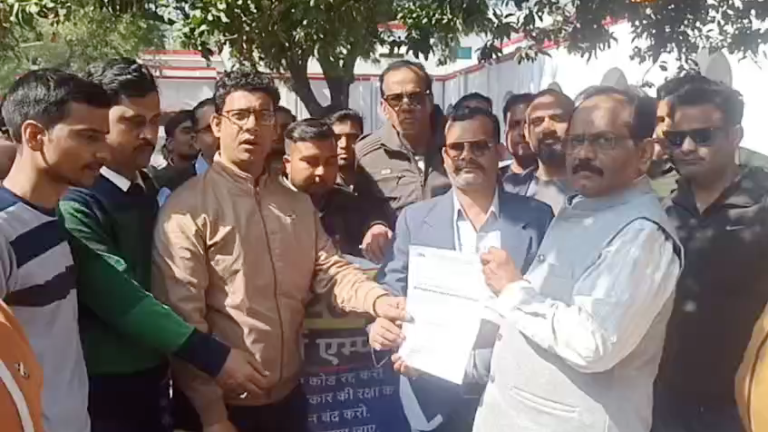 Bahraich: Nationwide protest by employees against changes in labor laws