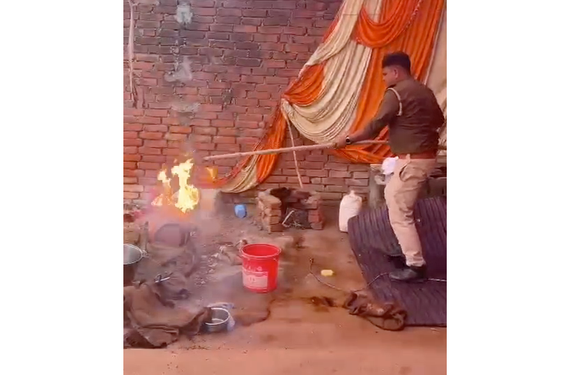 When the cylinder caught fire, PRB driver Rahul Mishra and constable Awadhesh Kumar showed bravery.