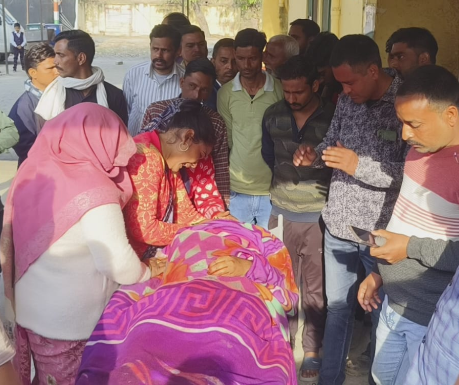 शाहजहांपुर। में एक युवक द्वारा गोली मारकर आत्महत्या करने का मामला सामने आया है। जिसमें युवक ने अपने घर के अंदर कमरे में तमंचे से गोली मारकर आत्महत्या कर ली ।