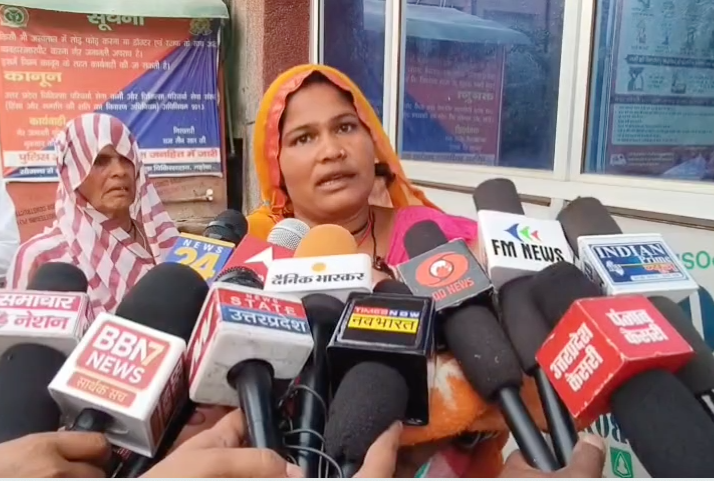 Mahoba: Cousin's love affair, father of three children consumes poisonous substance