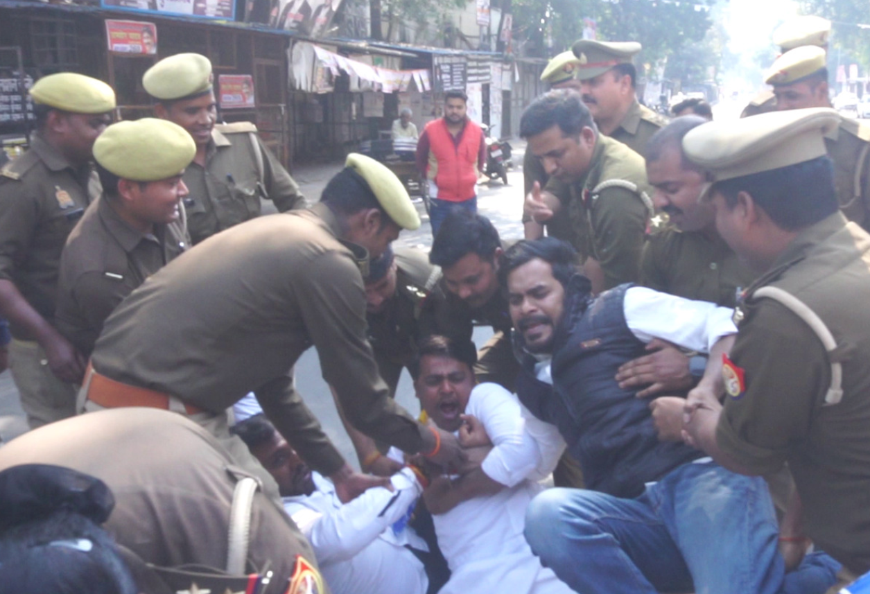 Uttar Pradesh: AAP workers staged a massive statewide protest against the Modi-Trump trade deal.