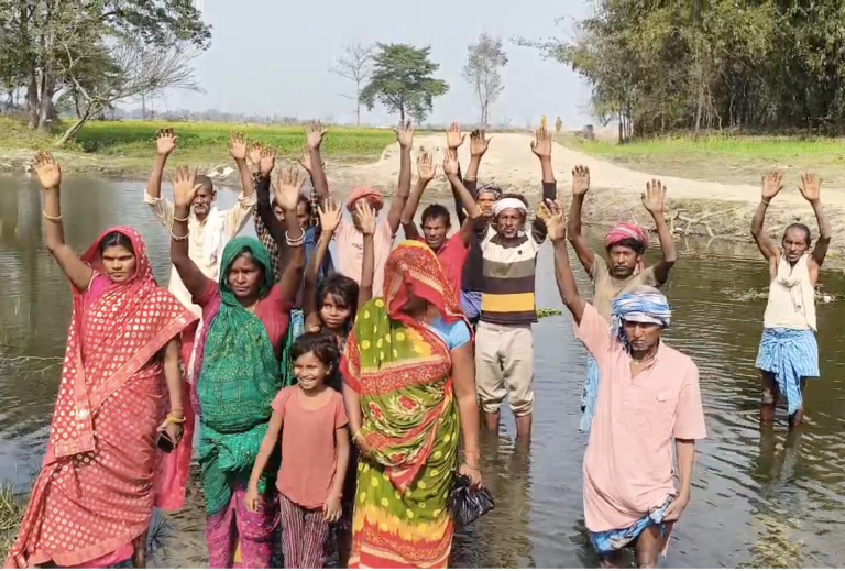 The lack of a bridge over the Gera River has caused widespread public outrage, with roads still being built on both sides of the river for a decade.