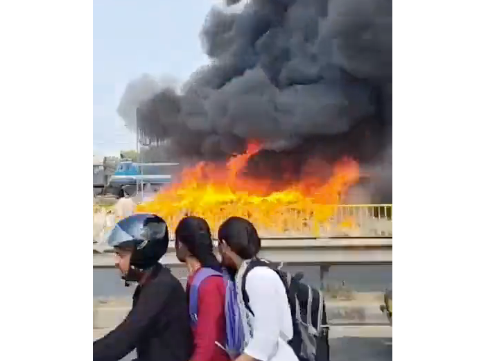 Massive Fire Erupts in Garbage Dump Along NH-31, Traffic Disrupted in Begusarai