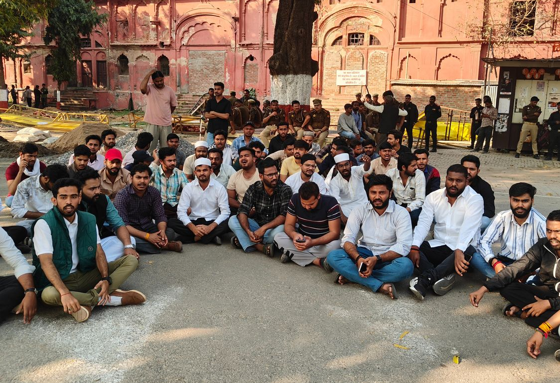 Dispute Over Mosque at Lucknow University, Hindu Students Form Human Chain; Police Deployed on Campus