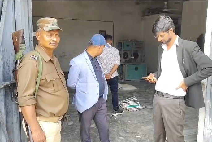 A fake factory in the name of Prince Pipes was raided in Saharsa, and a large quantity of fake pipes were seized.