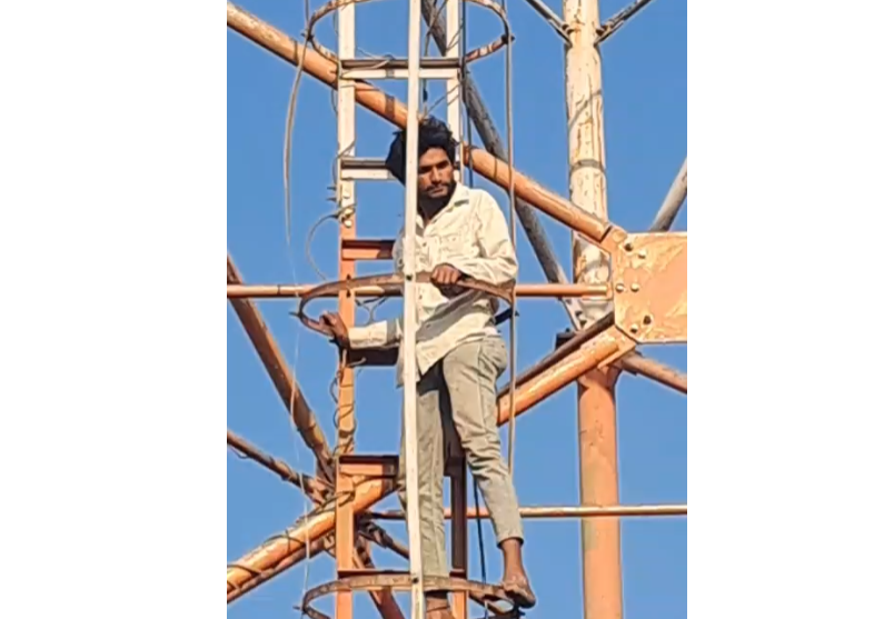 A young man climbed a walkie-talkie tower, triggering a 4-hour high-voltage drama
