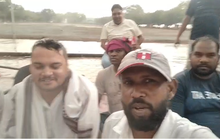 System failure! Hungry sailors left drenched in rain, administration missing.