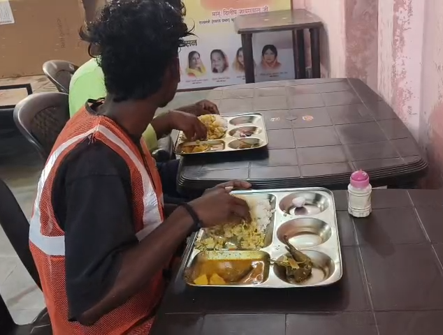 LPG Shortage Hits Anuppur: Incomplete Meals Served Under Deendayal Rasoi Scheme