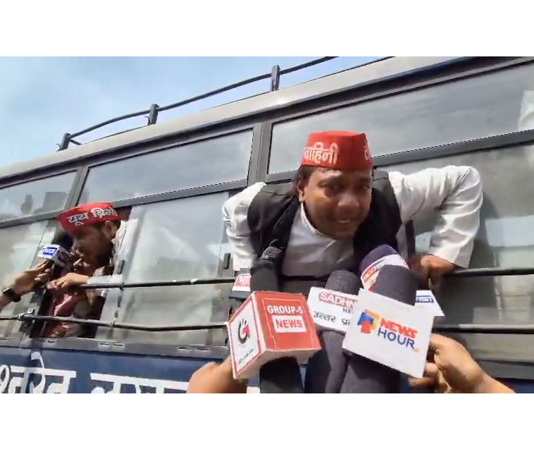 लखनऊ, उत्तर प्रदेश ; लखनऊ के हजरतगंज चौराहे पर समाजवादी पार्टी (सपा) के कार्यकर्ताओं ने महंगाई और रसोई गैस की बढ़ती कीमतों के खिलाफ जोरदार प्रदर्शन किया।