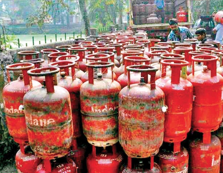 LPG Booking Rule Change Rumours Denied, Government Says Existing System Continues