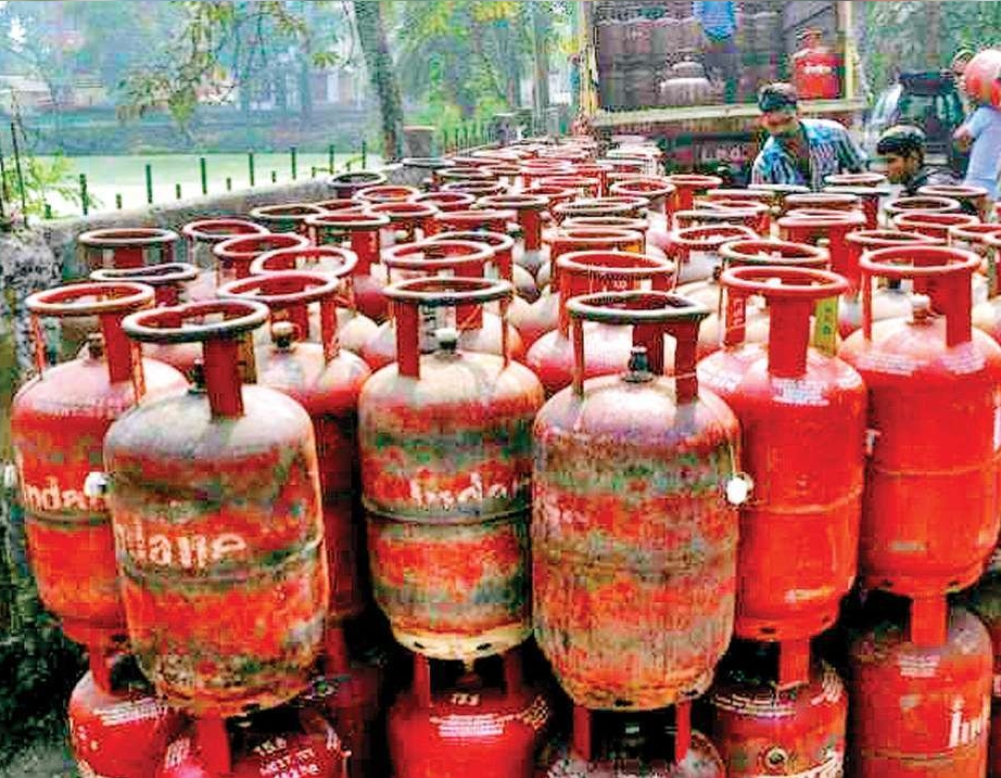 LPG Booking Rule Change Rumours Denied, Government Says Existing System Continues