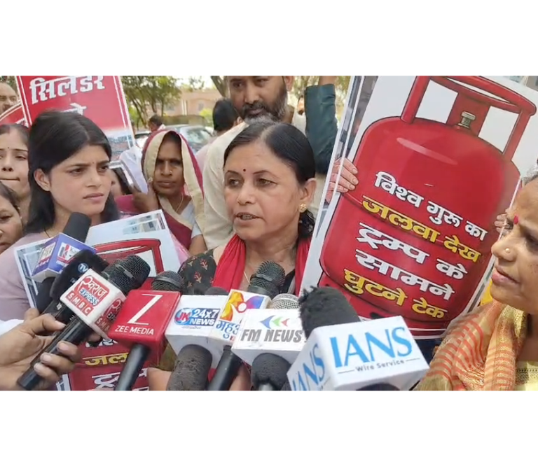 Strong Protest by SP Women’s Wing in Hamirpur