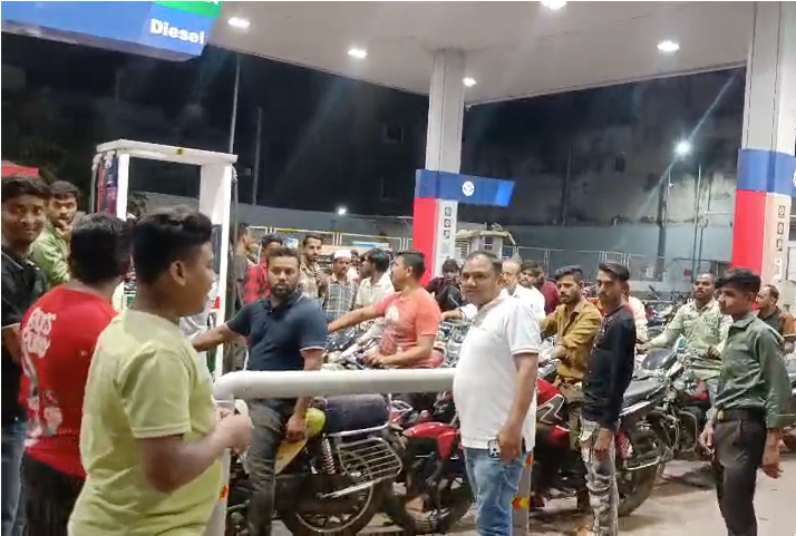 Fuel Shortage Rumours Trigger Panic in Burhanpur, Crowds Rush to Petrol Pumps