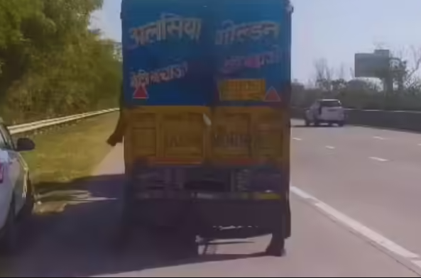 Greater Noida: Engineering Student Dies in Bike-Pickup Collision on Yamuna Expressway While Going to Celebrate Holi