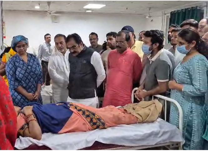 After Chhindwara Accident, Minister Visits Hospital Late Night, Reviews Relief Efforts