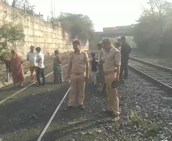 Body of Young Man Found on Railway Track in Anpara, Panic in Area