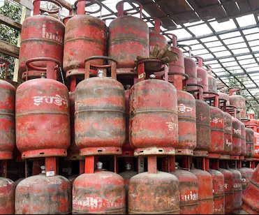 LPG Cylinder Shortage Sparks Panic Across India, Government Cracks Down on Hoarding