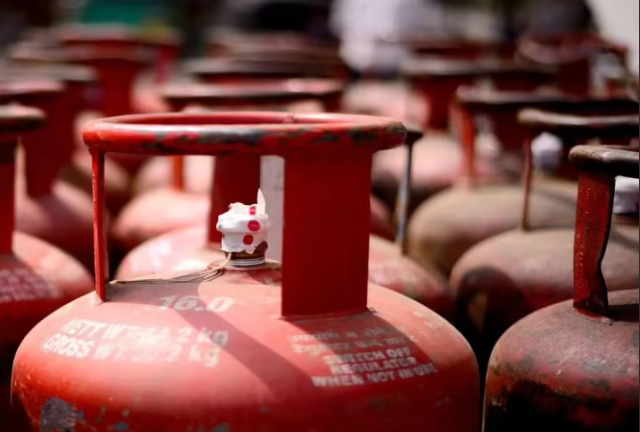 No gas cylinder without KYC in Agra: Trouble rises for two lakh consumers