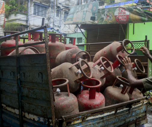 Signs of LPG Shortage in UP: Long Queues in Lucknow–Barabanki, Commercial Cylinders Allegedly Sold in