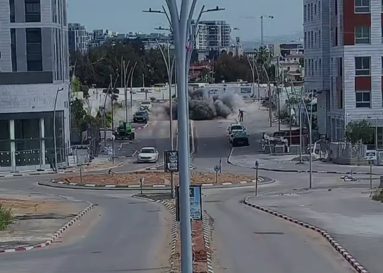 Iranian Missile Hits Yahud in Central Israel, Heavy Damage Reported