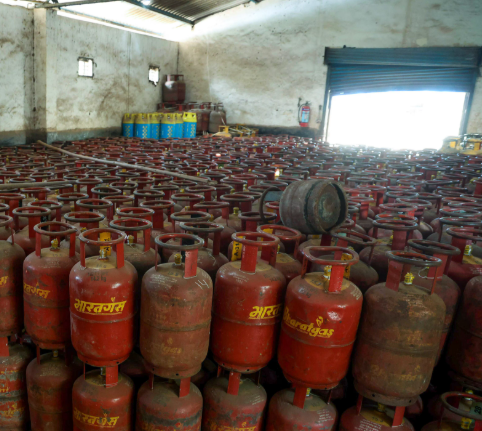LPG Black Marketing Surges, Consumers Paying ₹500 to ₹2500 Extra for Cylinders