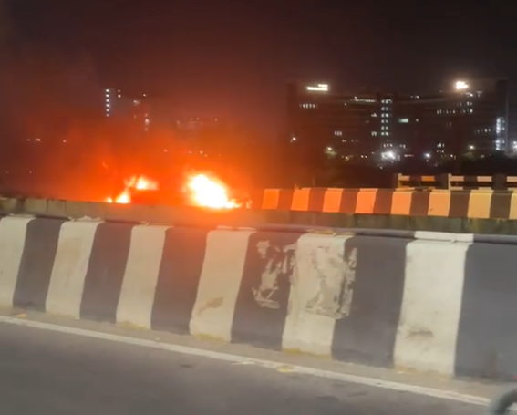 Car Catches Fire Near Ekana Stadium Bridge in Lucknow, Panic on Road