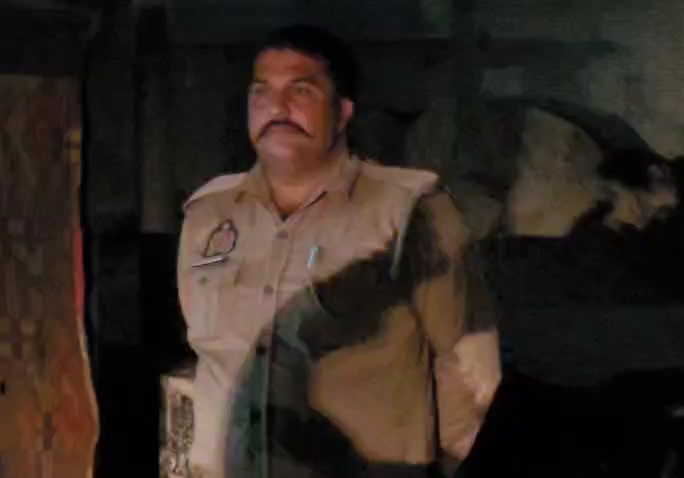 Drunk Cop & Home Guard Misbehave with Journalist on Duty