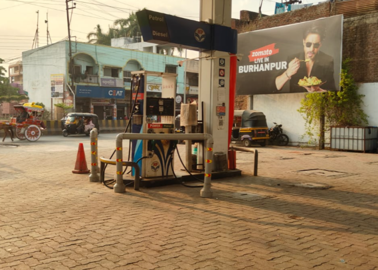 Fuel Shortage in Burhanpur: Petrol Runs Out at Pushpak Bus Stand Pump, Consumers Face Trouble