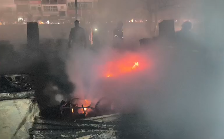 Massive Fire in Lucknow: Slums Gutted on Vikasnagar Ring Road, Thick Smoke Engulfs Sky