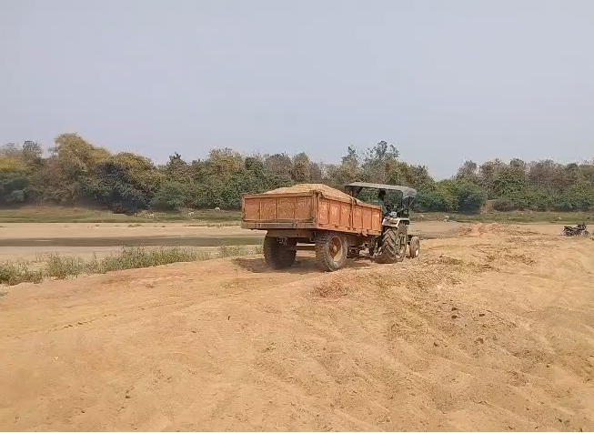 Sand Mafia Ravages Hasdeo River in Champa: Illegal Mining Raises Environmental Concerns