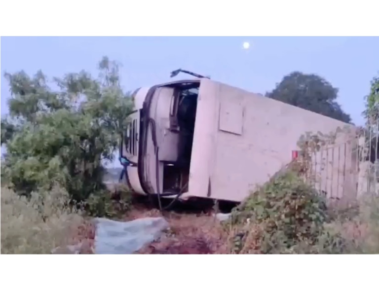 RTC Bus Accident in Nellore: Bus Overturns While Avoiding Lorry, 5 Injured